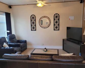 100% Ceramic tile, super sanitized, pet friendly, golf cart ride to beach. - New Buffalo - Вітальня