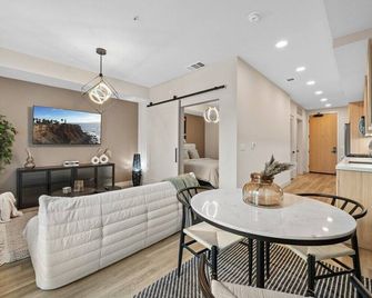 Luxury Modern Apt in Irvine - Santa Ana - Dining room