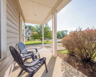 Spacious family home with multiple bedrooms, full kitchen, porch, and quaint backyard. - 克里斯琴 - 陽台