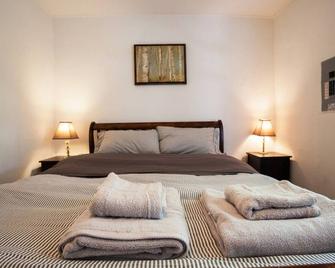 Character Fairfield Cottage close to beach and downtown - Victoria - Bedroom