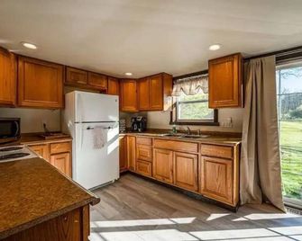 Nature's Edge-4 bedroom/2 bath serene getaway w/ River & Firepit - Wellsboro - Kuchyň