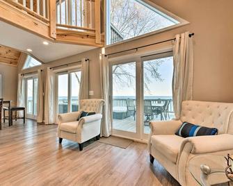 Lakefront Lexington Escape Steps to Beach! - Lexington - Living room
