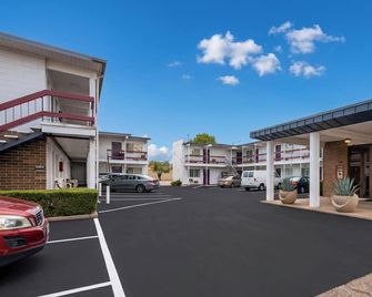 Travelers Inn By OYO Longview Kelso - Longview - Building