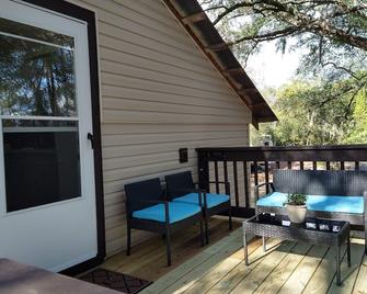 Cozy 1-bedroom apartment in lovely Yulee with WiFi, AC. Close to beaches - Yulee - Balkon