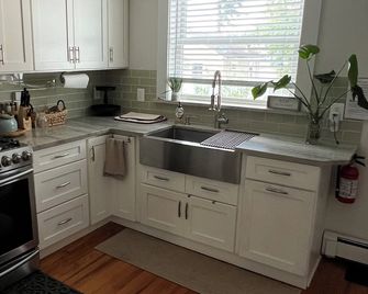3 Bed 1.5 Bath Bungalow w/ Central Air within 5-10 minutes of the Bay Head Beach - Point Pleasant - Cocina
