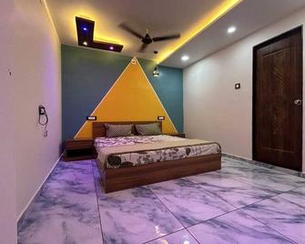 Mahadev Home Stay - Rājpīpla - Bedroom
