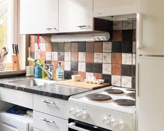 Cozy green studio w/WiFi, A/C, next to train & tram. Pet friendly! - Helsinki - Køkken
