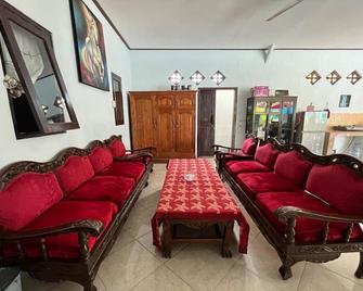 OYO 93785 Aero Kost Bu Lisa Syariah - Lawang - Lounge