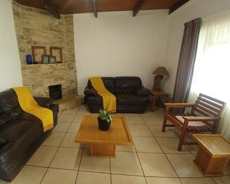 Four Seasons Self-Catering Guest House - Graskop - Wohnzimmer