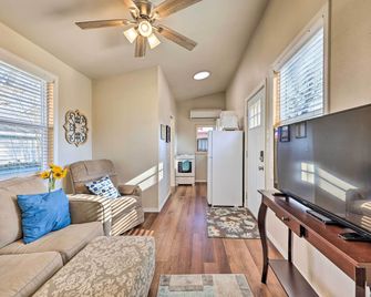 1 Mi to Dtwn Rogers: Convenient Getaway w/ Patio - Rogers - Living room