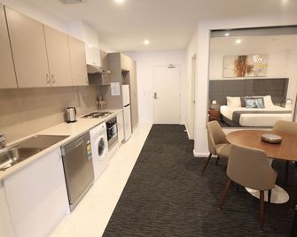 The Palms Apartments - Adelaide - Kitchen
