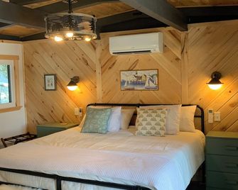 Lakeside cabin on Woods Pond with private dock - newly renovated - Bridgton - Bedroom