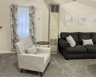 Cozy Escape - Cambridge - Living room