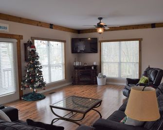 Makin Memories: With Dock/Hot Tub/Cable Internet - Cullman - Living room