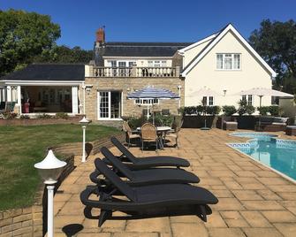 Beautiful five bedroomed family home in Guernsey with heated pool - Saint Martin - Piscina