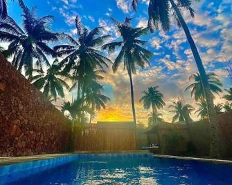 Tata Surf Hostel - Kuta - Pool