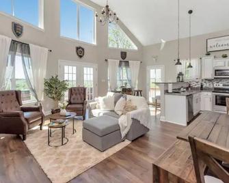 Vineyard Cottage in Wine Country with Hot Tub - Jonesville - Living room