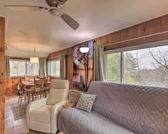 Walk to Marina Cute Gilford Cottage with Grill - Gilford - Living room