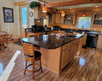 Private Awesome View W/ Hot Tub, Wi-Fi, Cell- Alaska: Right Out the Windows - Moose Pass - Кухня