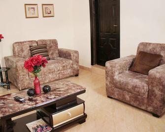 Living Green Apartments Airport Pick Up - Benin City - Living room