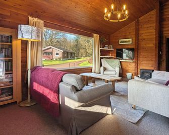 Refurbished Stylish, Comfy & Cosy traditional log cabin, dogs & families welcome - Dunoon - Living room