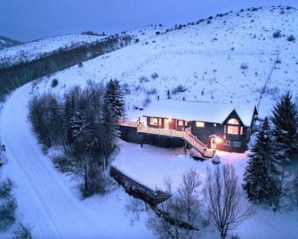 Large mountain home, incredible views, hot tub, game room, minutes from Jackson! - Jackson - Building