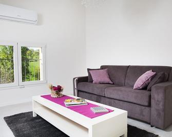 Montenovo Country House: Modern Home 20% Discount 01/09 - 31/10 - Ostra Vetere - Sala de estar