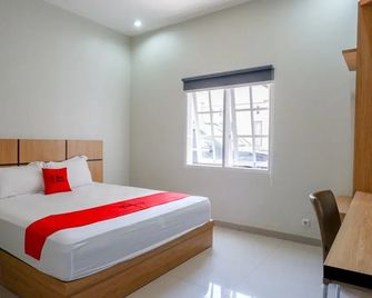 RedDoorz Syariah Near Mutiara Sis Al Jufrie Airport Palu 2 - Palu - Bedroom