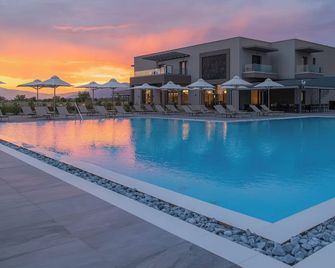 Shizen Wellness Hotel - Δράμα - Πισίνα