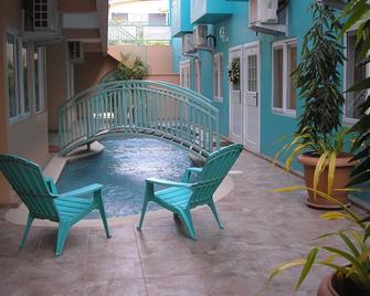Easy Walk To Store Bay, Pigeon Point, Restaurants & Entertainment - Crown Point - Balcon