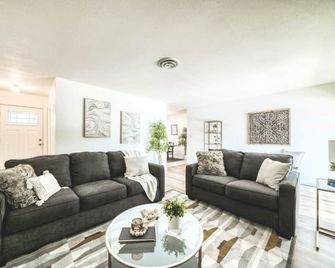 Convenient Getaway with Pool! - Redding - Living room