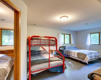 2 Mi to Cedar Lake Quiet Home with Fire Pit and Deck - Faribault - Slaapkamer