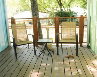 Cozy Cabins near the Comal River- Cabin #4- German Theme. Walk to Wurstfest - New Braunfels - Balcony