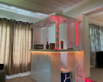 Cozy holiday Home near all things Tampa Bay! - Seffner - Front desk