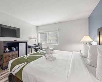 Quality Inn & Suites Tampa near Fairgrounds and Casino - טמפה - חדר שינה