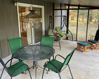 As Cozy Cottage - New Lisbon - Patio