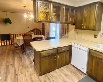 Roomy Midtown Home-Large And Central To - Pocatello - Kitchen