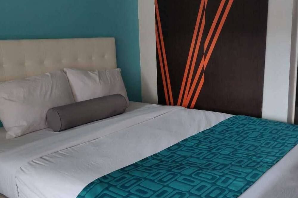 Bedroom view of Howard Johnson by Wyndham Reno Downtown