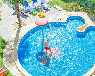 Hotel Longoza - ซันนีบีช - สระว่ายน้ำ