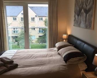 Penthouse Apartment On The River - 65 Skipper Way - St. Neots - Bedroom