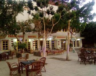 Pharaohs Hotel - Lúxor - Patio