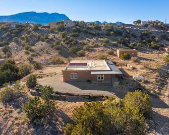 Pet-friendly house 35 minutes from ABQ airport; 45 minutes to Santa Fe; Artsy - Placitas - Building