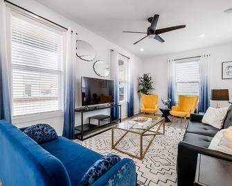 2-story modern & chic home near downtown with washer/dryer, AC, & fast WiFi - Fayetteville - Living room