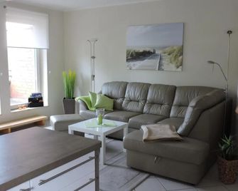 Ferienwohnung Marquardt mit Wallbox - Ostseebad Boltenhagen - Living room