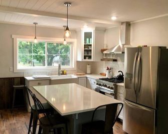 Sandpoint Cottage Cozy, Charming, & Conveniently Located - Sandpoint - Kitchen