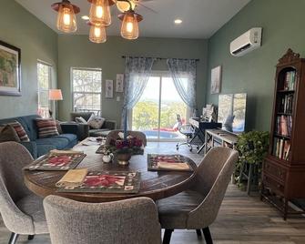 Hill Country Highland's Bluebonnet Cottage - Marble Falls - Eetruimte