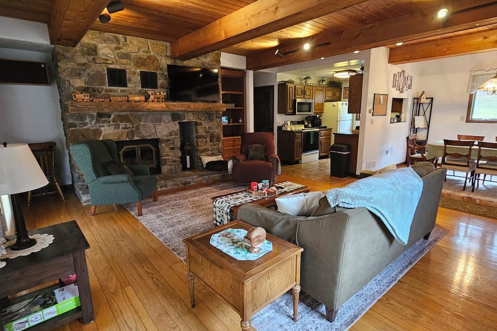 Charming 2-bedroom chalet style house in the country in delightful Latrobe