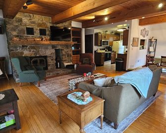 Charming 2-bedroom chalet style house in the country in delightful Latrobe - Latrobe - Living room
