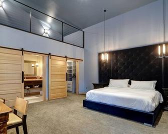 Luxury Modern Mountain Home 1/2 mile from Ski Resort - Girdwood - Schlafzimmer