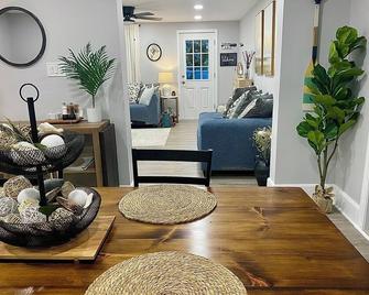 Lakefront on Main - Elmer - Living room